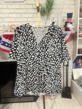 Black & White Dot V-Neck Blouse by Snapdragon